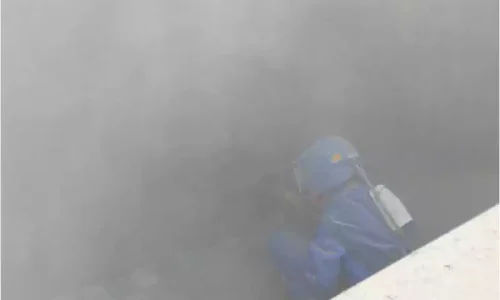 Pracownik wykonujący czyszczenie strumieniowo-ścierne