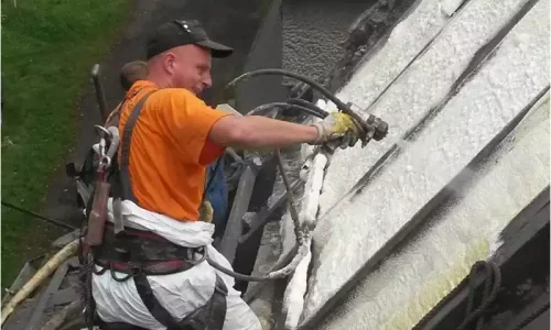 Natrysk piany PUR na konstrukcji dachowej