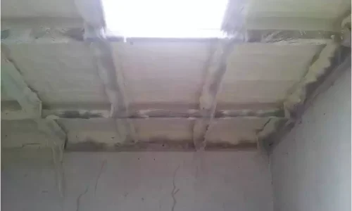 Izolacja pianą PUR przy konstrukcji blaszanego dachu