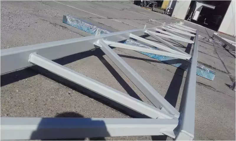 metalowa konstrukcja zabezpieczona powłoką ochronną przed ogniem