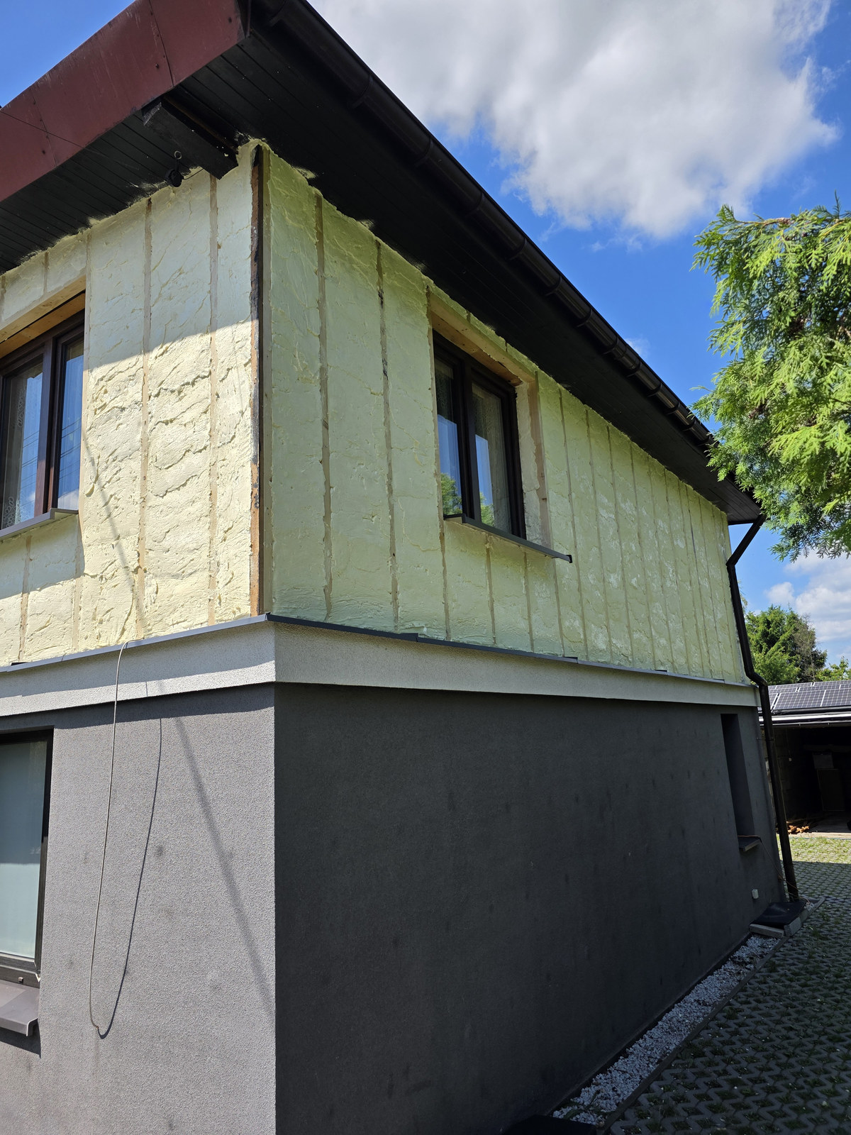Narożnik domu po ociepleniu ścian pianą PUR