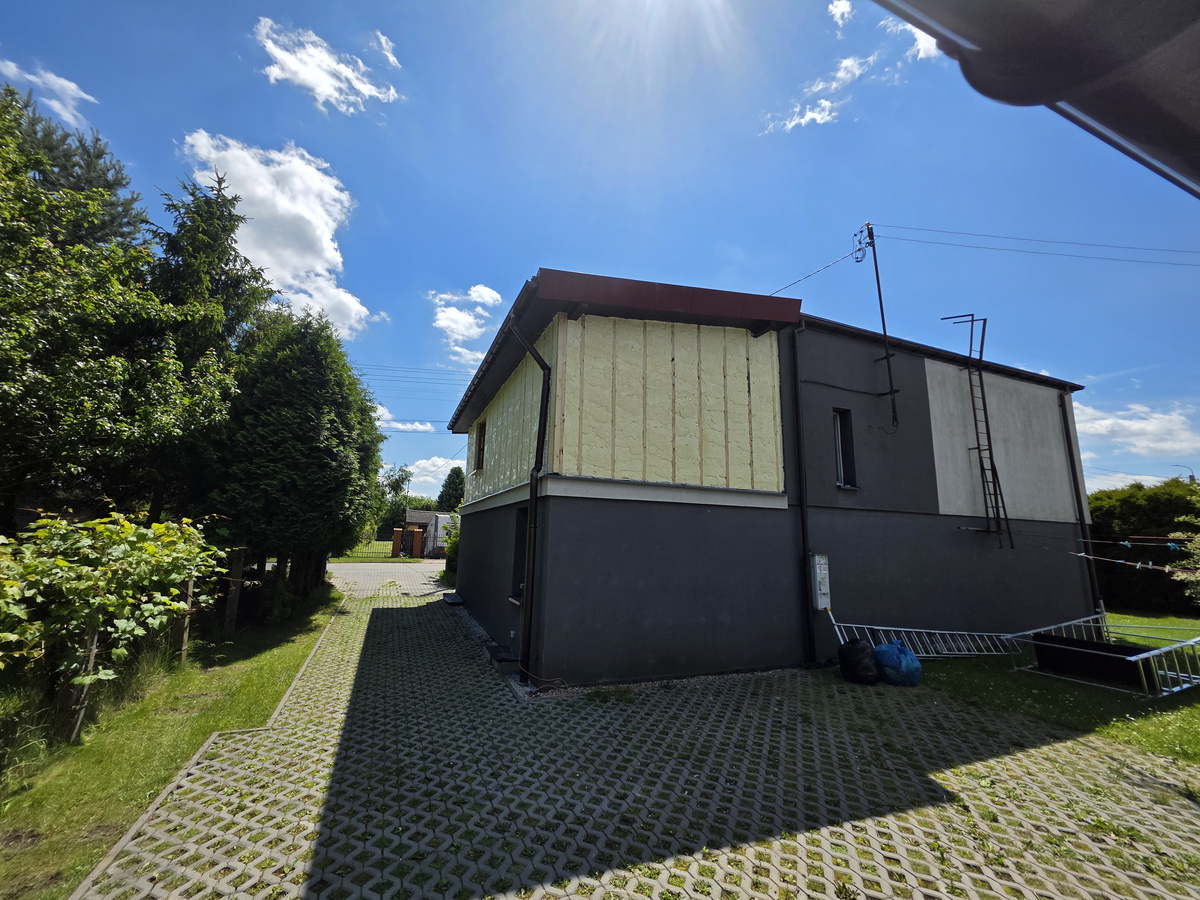 Dom po wykonaniu ocieplenia ścian górnej kondygnacji pianą PUR